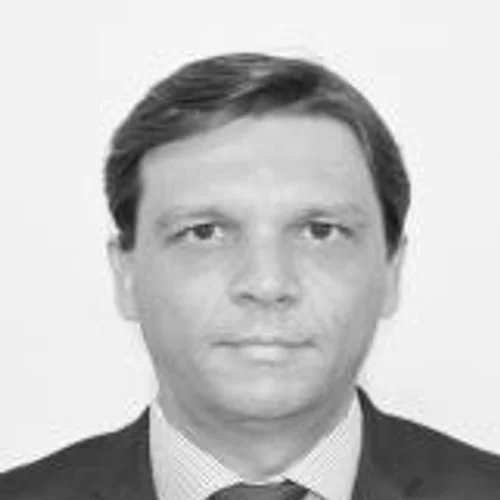 Dr Lucas Veiga
